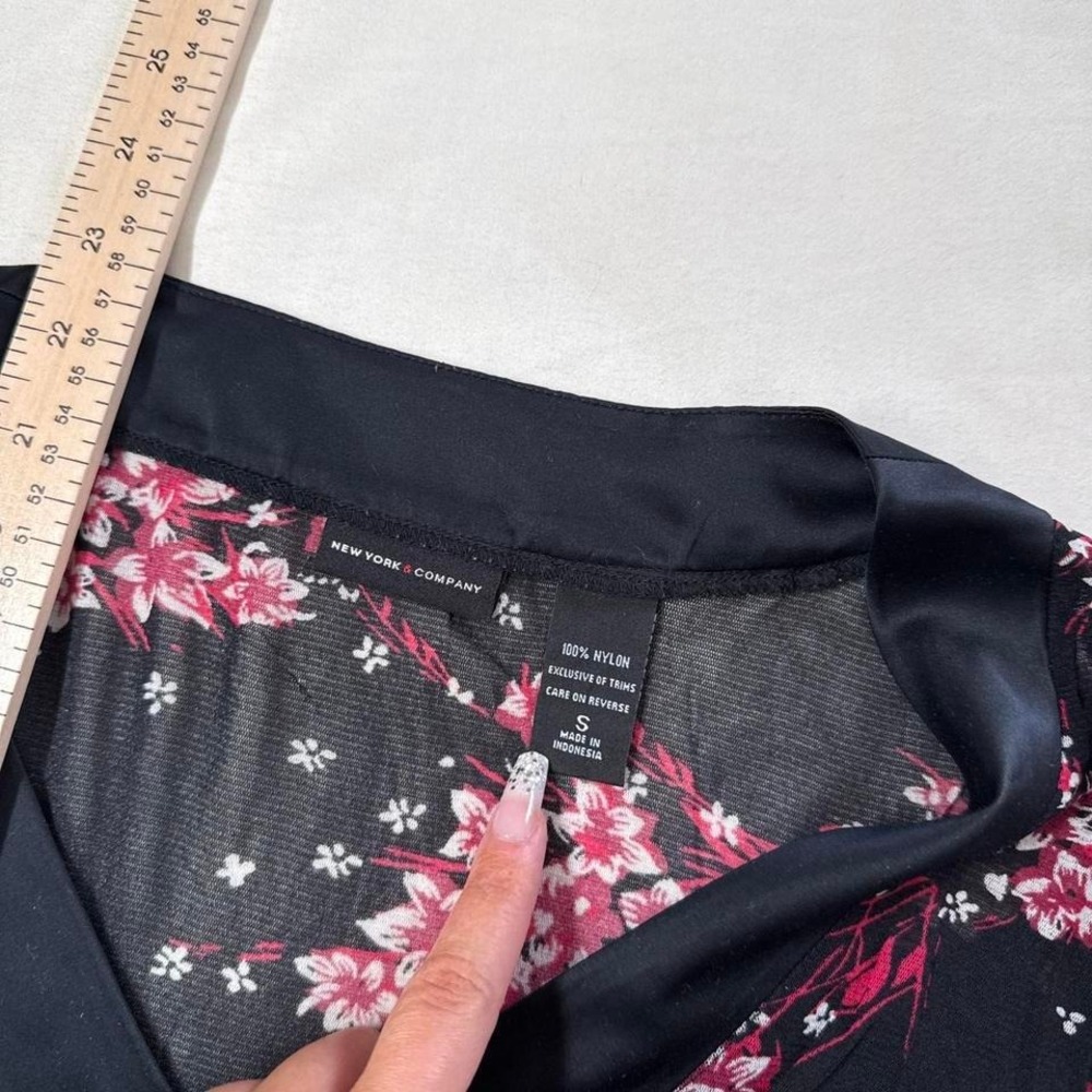 floral fairy top  Y2K black floral top new york and company size small - Picture 5 of 6